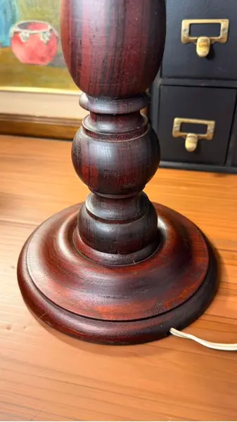 Foto de um(a) Base de Abajur em Madeira Maciça Torneada, da categoria de Abajures. Medidas: Aprox. 65 cm (A) | ATENÇÃO: **Não acompanha a cúpula** A cúpula da foto tem 34 cm de diâmetro, mas a base aceita... Mostrado de uma perspectiva diferente. Vendido no marketplace Trésors.