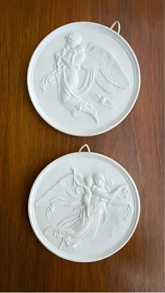 Foto de um(a) Antigo E Raro Par De Placas Anjo Em Biscuit Bing & Grondah, da categoria de Pratos Decorativos. ~ Bing & Grondah ~Antigo e raro par de placas artísticas em biscuit branco, ricamente moldadas com anjos em relevo.... Mostrado de uma perspectiva diferente. Vendido no marketplace Trésors.