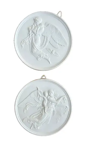 Foto de um(a) Antigo E Raro Par De Placas Anjo Em Biscuit Bing & Grondah, da categoria de Pratos Decorativos. ~ Bing & Grondah ~Antigo e raro par de placas artísticas em biscuit branco, ricamente moldadas com anjos em relevo.... Vendido no marketplace Trésors.