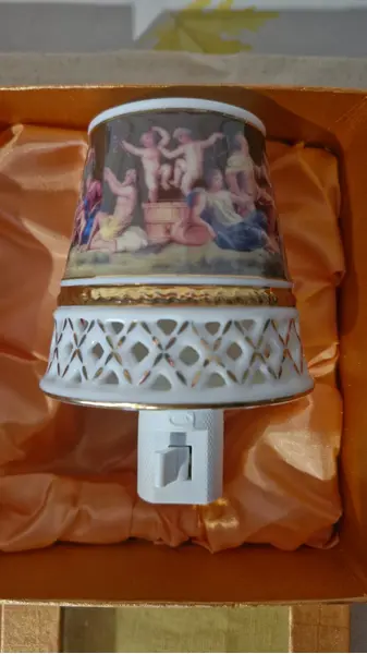 Foto de um(a) Raro par de luminárias antigas em porcelana, da categoria de Arandelas. Elegante par de luminárias antigas, apresentam uma cúpula cônica em porcelana fina de inspiração clássica italiana,... Mostrado de uma perspectiva diferente. Vendido no marketplace Trésors.