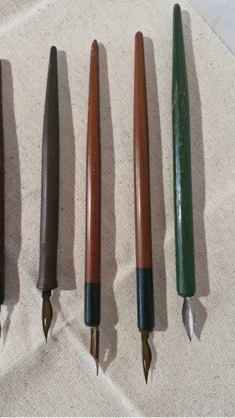 Foto de um(a) Coleção 10 Canetas De Pena Antigas (Dip Pens) Vintage Caligrafia, da categoria de Outros colecionáveis. Conjunto exclusivo composto por 10 canetas de mergulho antigas (canetas de pena / dip pens), ideal para colecionadores,... Mostrado de uma perspectiva diferente. Vendido no marketplace Trésors.