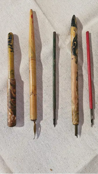 Foto de um(a) Coleção 10 Canetas De Pena Antigas (Dip Pens) Vintage Caligrafia, da categoria de Outros colecionáveis. Conjunto exclusivo composto por 10 canetas de mergulho antigas (canetas de pena / dip pens), ideal para colecionadores,... Mostrado de uma perspectiva diferente. Vendido no marketplace Trésors.