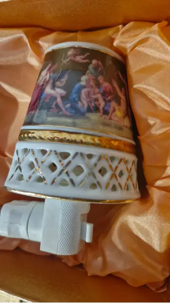 Foto de um(a) Raro par de luminárias antigas em porcelana, da categoria de Arandelas. Elegante par de luminárias antigas, apresentam uma cúpula cônica em porcelana fina de inspiração clássica italiana,... Mostrado de uma perspectiva diferente. Vendido no marketplace Trésors.
