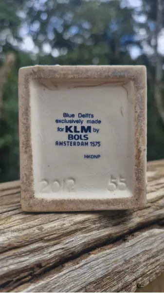 Foto de um(a) Rara Miniatura Casinha Holandesa KLM Bols Delft Nº 55, da categoria de Outros colecionáveis. Linda e autêntica casinha de porcelana holandesa Delft Blue, distribuída exclusivamente aos passageiros da classe executiva... Mostrado de uma perspectiva diferente. Vendido no marketplace Trésors.