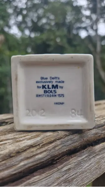Foto de um(a) Rara Miniatura Casinha Holandesa KLM Bols Delft Nº 84, da categoria de Outros colecionáveis. Linda e autêntica casinha de porcelana holandesa Delft Blue, distribuída exclusivamente aos passageiros da classe executiva... Mostrado de uma perspectiva diferente. Vendido no marketplace Trésors.