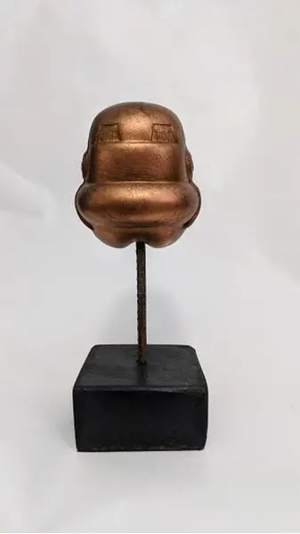 Foto de um(a) Escultura Stormtrooper Star Wars, da categoria de Escultura. Peça única pelo designer marcelus ribas escultura toy art star wars stormtrooper em técnica mista com pátina cobre oxidado,... Mostrado de uma perspectiva diferente. Vendido no marketplace Trésors.