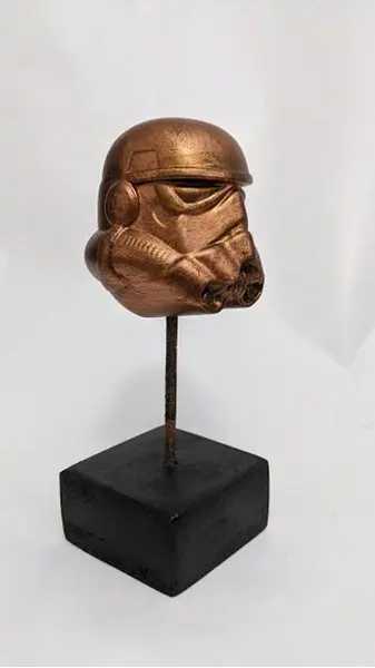 Foto de um(a) Escultura Stormtrooper Star Wars, da categoria de Escultura. Peça única pelo designer marcelus ribas escultura toy art star wars stormtrooper em técnica mista com pátina cobre oxidado,... Mostrado de uma perspectiva diferente. Vendido no marketplace Trésors.