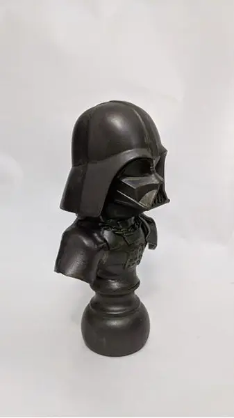 Foto de um(a) Escultura Darth Vader Star Wars, da categoria de Escultura. Peça única pelo designer marcelus ribas escultura toy art star wars darth vader em técnica mista com pátina bronze... Mostrado de uma perspectiva diferente. Vendido no marketplace Trésors.