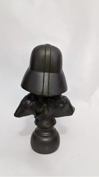 Foto de um(a) Escultura Darth Vader Star Wars, da categoria de Escultura. Peça única pelo designer marcelus ribas escultura toy art star wars darth vader em técnica mista com pátina bronze... Mostrado de uma perspectiva diferente. Vendido no marketplace Trésors.