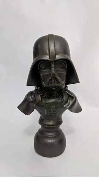 Foto de um(a) Escultura Darth Vader Star Wars, da categoria de Escultura. Peça única pelo designer marcelus ribas escultura toy art star wars darth vader em técnica mista com pátina bronze... Mostrado de uma perspectiva diferente. Vendido no marketplace Trésors.