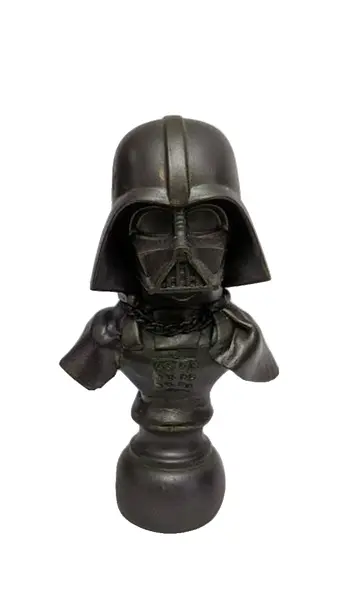 Foto de um(a) Escultura Darth Vader Star Wars, da categoria de Escultura. Peça única pelo designer marcelus ribas escultura toy art star wars darth vader em técnica mista com pátina bronze... Vendido no marketplace Trésors.