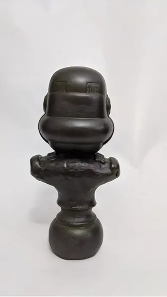 Foto de um(a) Escultura Stormtrooper Star Wars, da categoria de Escultura. Peça única pelo designer marcelus ribas escultura toy art star wars stormtrooper em técnica mista com pátina bronze... Mostrado de uma perspectiva diferente. Vendido no marketplace Trésors.