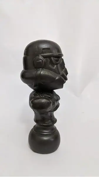 Foto de um(a) Escultura Stormtrooper Star Wars, da categoria de Escultura. Peça única pelo designer marcelus ribas escultura toy art star wars stormtrooper em técnica mista com pátina bronze... Mostrado de uma perspectiva diferente. Vendido no marketplace Trésors.