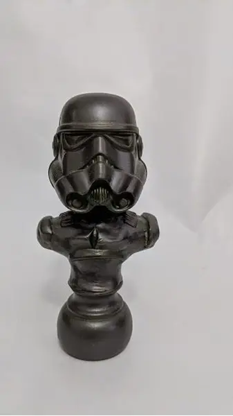 Foto de um(a) Escultura Stormtrooper Star Wars, da categoria de Escultura. Peça única pelo designer marcelus ribas escultura toy art star wars stormtrooper em técnica mista com pátina bronze... Mostrado de uma perspectiva diferente. Vendido no marketplace Trésors.
