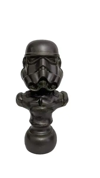 Foto de um(a) Escultura Stormtrooper Star Wars, da categoria de Escultura. Peça única pelo designer marcelus ribas escultura toy art star wars stormtrooper em técnica mista com pátina bronze... Vendido no marketplace Trésors.