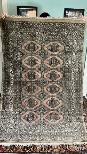 Foto de um(a) Tapete Paquistanês Bokhara, da categoria de Tapetes. Autêntico tapete paquistanês confeccionado inteiramente à mão em lã, seguindo a tradicional técnica de tecelagem oriental.... Mostrado de uma perspectiva diferente. Vendido no marketplace Trésors.