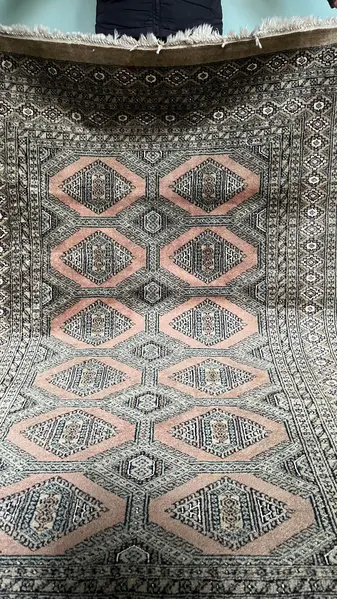 Foto de um(a) Tapete Paquistanês Bokhara, da categoria de Tapetes. Autêntico tapete paquistanês confeccionado inteiramente à mão em lã, seguindo a tradicional técnica de tecelagem oriental.... Mostrado de uma perspectiva diferente. Vendido no marketplace Trésors.