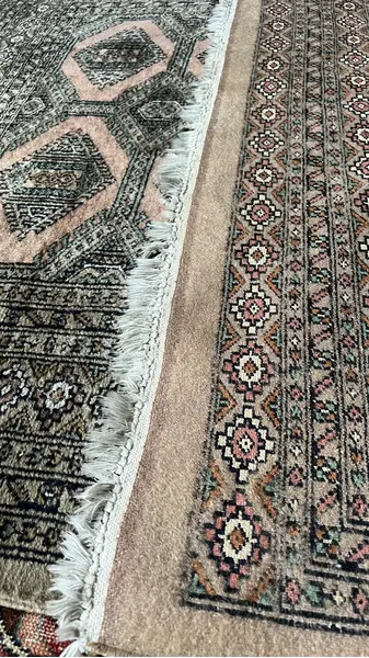 Foto de um(a) Tapete Paquistanês Bokhara, da categoria de Tapetes. Autêntico tapete paquistanês confeccionado inteiramente à mão em lã, seguindo a tradicional técnica de tecelagem oriental.... Mostrado de uma perspectiva diferente. Vendido no marketplace Trésors.
