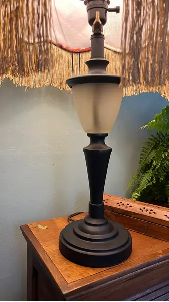 Foto de um(a) Abajur estilo Inglês / cúpula artesanal, da categoria de Abajures. Luminária de mesa com base em liga metálica patinada escura de estilo inglês, apresentando haste canelada e detalhe central... Mostrado de uma perspectiva diferente. Vendido no marketplace Trésors.