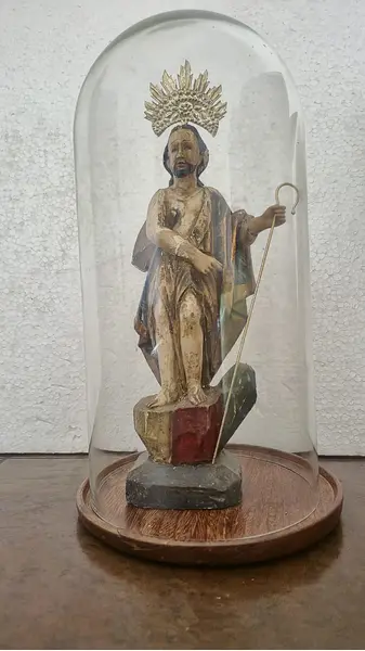 Foto de um(a) Antiga imagem sacra de São Joao Batista, da categoria de Objetos religiosos e espirituais. Escultura sacra brasileira de São João Batista, datada do século XIX (período de transição entre o Brasil Colonial e o... Mostrado de uma perspectiva diferente. Vendido no marketplace Trésors.