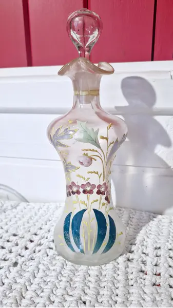 Foto de um(a) Encantadora Licoreira ao estilo veneziano, peça rara, da categoria de Garrafas, potes e jarros. Lindo conjunto de Licoreira em vidro soprado, no estilo veneziano, pintada à mão, tampa em forma de gota. Altura 25cm.... Mostrado de uma perspectiva diferente. Vendido no marketplace Trésors.