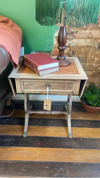 Foto de um(a) Mesinha lateral pés pata de leão em bronze, da categoria de Mesas laterais. Medidas: 52A x 47L x 39P acabamentos em couro, pés em bronze em formato de pata de leão e aberturas laterais. Mostrado de uma perspectiva diferente. Vendido no marketplace Trésors.