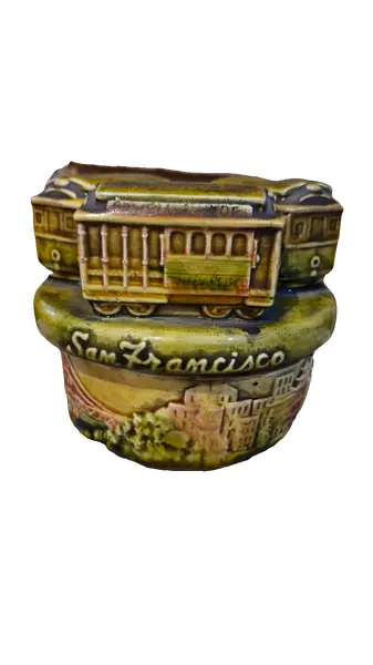 Foto de um(a) Raríssimo souvenir norte-americano, caixinha de música, da categoria de Instrumentos musicais. Linda e rara caixinha musical movida à corda, produzida em meados da década de 70, em cerâmica vitrificada, entalhada com 3... Vendido no marketplace Trésors.