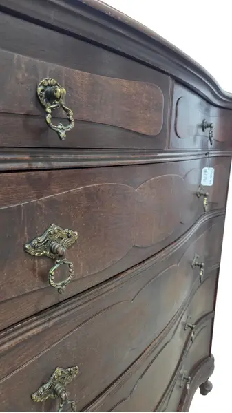 Foto de um(a) Cômoda em Imbuia Maciça, Puxadores em Bronze e Pés Chippandale, da categoria de Cômodas e Sapateira. cômoda em imbuia maciça puxadores em bronze e Pés chippandale. Mostrado de uma perspectiva diferente. Vendido no marketplace Trésors.