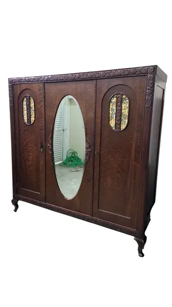 Foto de um(a) Guarda Roupa 3 Portas, Imbuia Maciça entalhado a mão, da categoria de Armários e Guarda Roupas. Guarda roupa 3 portas em imbuia maciça entalhado a mão, com espelho bisotê!. Vendido no marketplace Trésors.