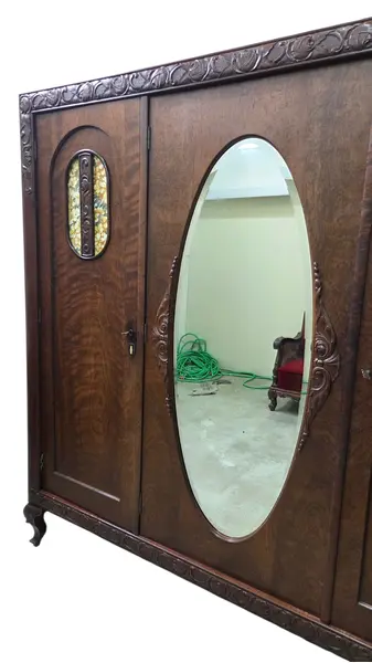 Foto de um(a) Guarda Roupa 3 Portas, Imbuia Maciça entalhado a mão, da categoria de Armários e Guarda Roupas. Guarda roupa 3 portas em imbuia maciça entalhado a mão, com espelho bisotê!. Mostrado de uma perspectiva diferente. Vendido no marketplace Trésors.