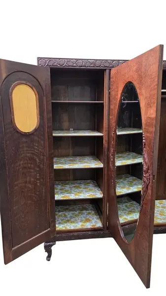 Foto de um(a) Guarda Roupa 3 Portas, Imbuia Maciça entalhado a mão, da categoria de Armários e Guarda Roupas. Guarda roupa 3 portas em imbuia maciça entalhado a mão, com espelho bisotê!. Mostrado de uma perspectiva diferente. Vendido no marketplace Trésors.