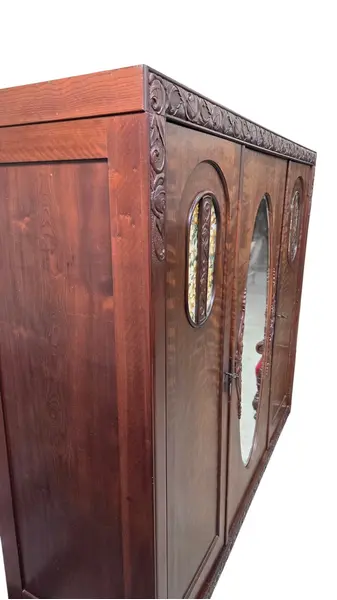 Foto de um(a) Guarda Roupa 3 Portas, Imbuia Maciça entalhado a mão, da categoria de Armários e Guarda Roupas. Guarda roupa 3 portas em imbuia maciça entalhado a mão, com espelho bisotê!. Mostrado de uma perspectiva diferente. Vendido no marketplace Trésors.