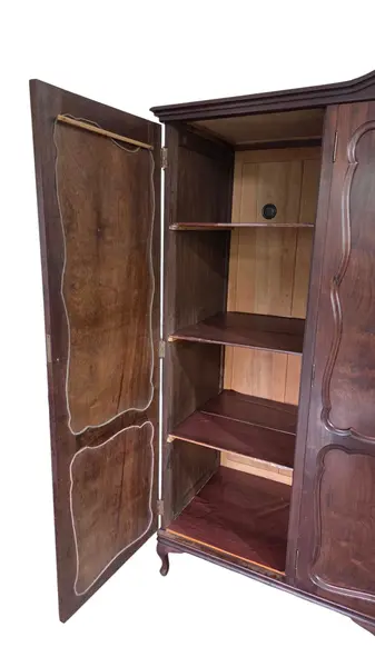 Foto de um(a) Guarda Roupa 3 Portas Chippandale em Imbuia, da categoria de Armários e Guarda Roupas. Mostrado de uma perspectiva diferente. Vendido no marketplace Trésors.