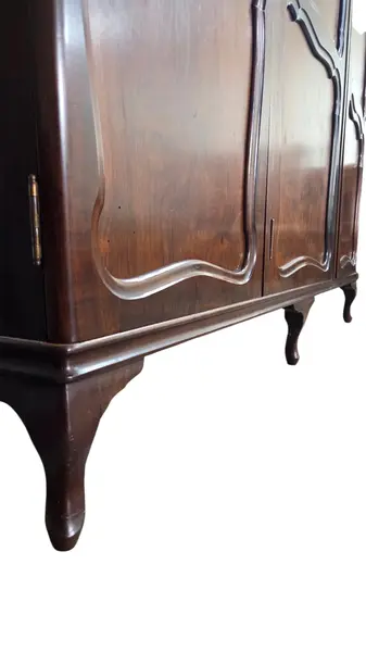 Foto de um(a) Guarda Roupa 3 Portas Chippandale em Imbuia, da categoria de Armários e Guarda Roupas. Mostrado de uma perspectiva diferente. Vendido no marketplace Trésors.