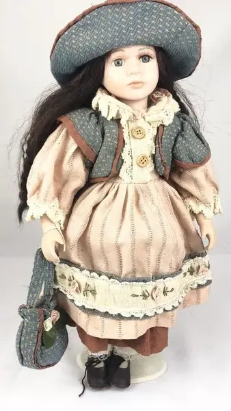 Foto de um(a) Boneca em biscuit, da categoria de Bonecas. BONECA BISCUIT COM VESTIDO EM POLICROMIA, INCLUINDO CHAPÉU E SAPATOS. ACOMPANHA UMA BOLSA E UM APOIO. EM BOM ESTADO DE... Mostrado de uma perspectiva diferente. Vendido no marketplace Trésors.