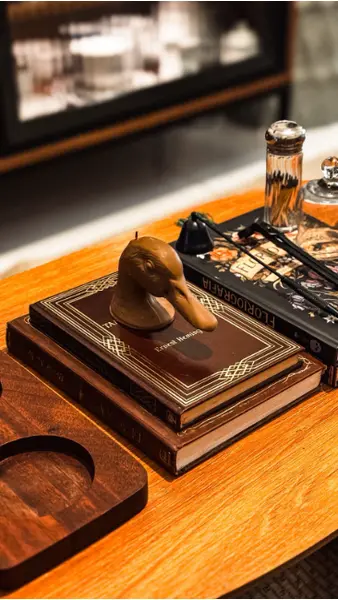 Foto de um(a) Vela Artesanal Exclusiva Loja Garimperia - 100% Vegetal, da categoria de Velas e fragrâncias para casa. A nova vela da Garimperia chega para celebrar o encanto dos pequenos detalhes que transformam qualquer ambiente. Pensada... Mostrado de uma perspectiva diferente. Vendido no marketplace Trésors.