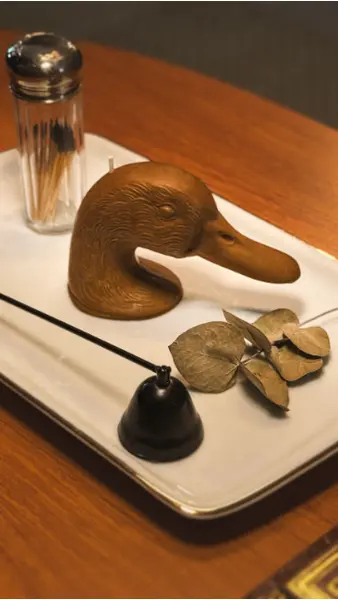 Foto de um(a) Vela Artesanal Exclusiva Loja Garimperia - 100% Vegetal, da categoria de Velas e fragrâncias para casa. A nova vela da Garimperia chega para celebrar o encanto dos pequenos detalhes que transformam qualquer ambiente. Pensada... Mostrado de uma perspectiva diferente. Vendido no marketplace Trésors.