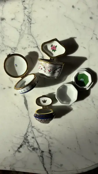 Foto de um(a) Antiga Coleção De Caixinhas Porta Comprimidos Porcelana, da categoria de Cestos e Caixas. Antigas e lindas caixinhas decorativas ou porta comprimidos em porcelana europeia. Medidas entre 5 e 6cm cada. Mostrado de uma perspectiva diferente. Vendido no marketplace Trésors.