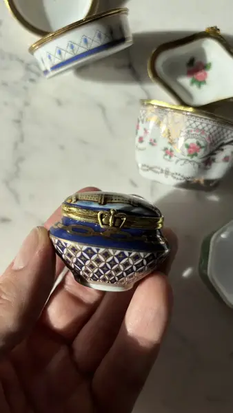 Foto de um(a) Antiga Coleção De Caixinhas Porta Comprimidos Porcelana, da categoria de Cestos e Caixas. Antigas e lindas caixinhas decorativas ou porta comprimidos em porcelana europeia. Medidas entre 5 e 6cm cada. Mostrado de uma perspectiva diferente. Vendido no marketplace Trésors.