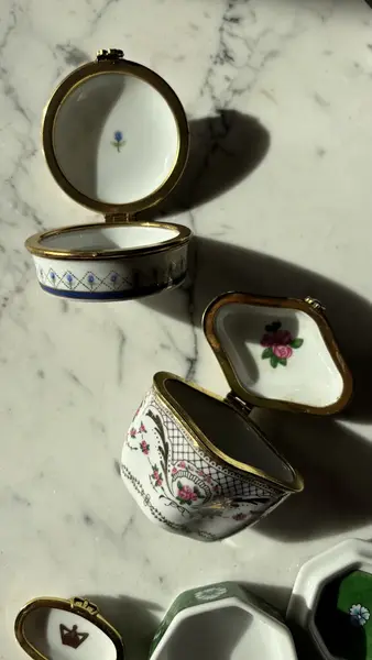 Foto de um(a) Antiga Coleção De Caixinhas Porta Comprimidos Porcelana, da categoria de Cestos e Caixas. Antigas e lindas caixinhas decorativas ou porta comprimidos em porcelana europeia. Medidas entre 5 e 6cm cada. Mostrado de uma perspectiva diferente. Vendido no marketplace Trésors.