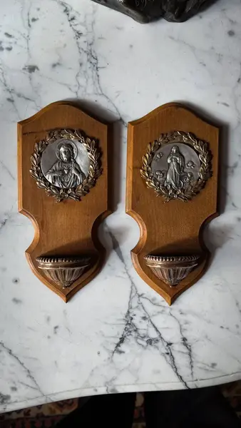 Foto de um(a) Arte Sacra Antiga Pia Batismal Coração Jesus Conceição, da categoria de Objetos religiosos e espirituais. ~ Arte Sacra ~ Antigo e raro par de pias de água benta em madeira de lei, com medalhões em prata com detalhes em bronze.... Mostrado de uma perspectiva diferente. Vendido no marketplace Trésors.
