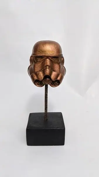 Foto de um(a) Escultura Stormtrooper Star Wars, da categoria de Escultura. Peça única pelo designer marcelus ribas escultura toy art star wars stormtrooper em técnica mista com pátina cobre oxidado,... Mostrado de uma perspectiva diferente. Vendido no marketplace Trésors.
