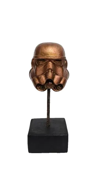 Foto de um(a) Escultura Stormtrooper Star Wars, da categoria de Escultura. Peça única pelo designer marcelus ribas escultura toy art star wars stormtrooper em técnica mista com pátina cobre oxidado,... Vendido no marketplace Trésors.