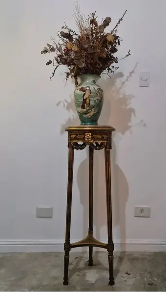 Foto de um(a) Coluna madeira e mármore, da categoria de Floreira de parede. Bellissima coluna / cantoneira apoiada em 3 pés com entalhes florais , acabamento dourado com base de mármore rosa Medidas :... Mostrado de uma perspectiva diferente. Vendido no marketplace Trésors.