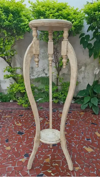 Foto de um(a) Floreira em madeira nobre com pátina, da categoria de Móveis para jardim. Linda floreira em madeira nobre com pátina imitando marmore. Medidas : altura 1,06 cm x largura 36 cm x base 30 cm. Mostrado de uma perspectiva diferente. Vendido no marketplace Trésors.