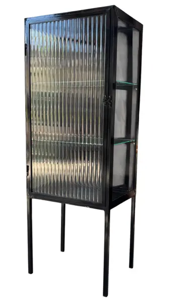 Foto de um(a) Farmacinha Vintage Black | Vidro Canelado, da categoria de Armários e Guarda Roupas. Eleve a organização do seu autocuidado com esta peça exclusiva. Com acabamento em preto fosco e o charmoso vidro frontal... Mostrado de uma perspectiva diferente. Vendido no marketplace Trésors.