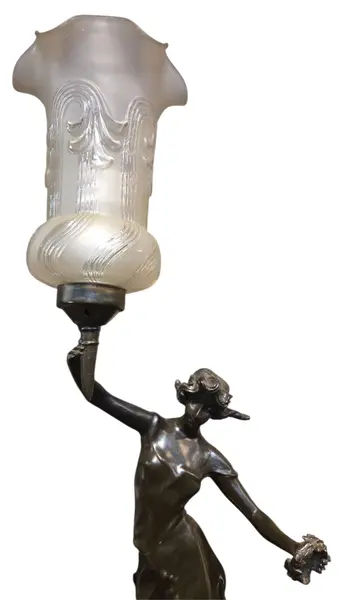 Foto de um(a) Luminária Francesa "La Jeunesse" – Escultura Art Nouveau Assinada por Geo Maxim, da categoria de Escultura. Belíssima luminária escultórica de mesa, típica do período Belle Époque francesa. A peça retrata uma figura feminina... Mostrado de uma perspectiva diferente. Vendido no marketplace Trésors.