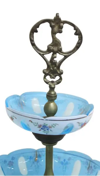 Foto de um(a) Centro de mesa de três andares em overley, da categoria de Centro de mesa. Exuberante centro de mesa de três andares em overley na tonalidade azul e branca, com decoração floral pintado à mão em... Mostrado de uma perspectiva diferente. Vendido no marketplace Trésors.