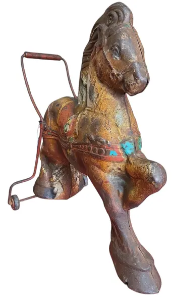 Foto de um(a) Pônei Mobo Bronco – Original England, da categoria de Brinquedos antigos. Este exemplar autêntico do "Mobo Bronco" é uma verdadeira peça de história. Fabricado na Inglaterra. Mostrado de uma perspectiva diferente. Vendido no marketplace Trésors.