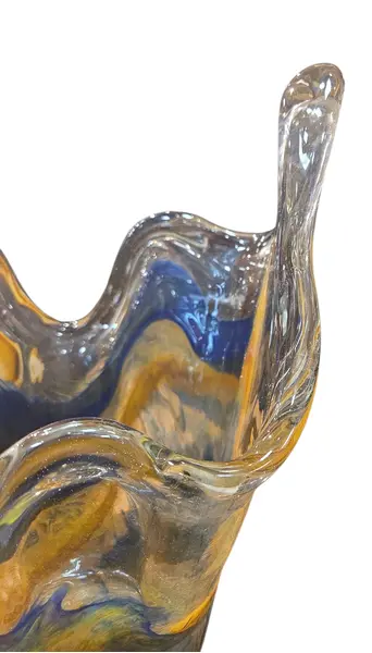 Foto de um(a) Vaso Murano Colorido, da categoria de Vasos. Cada curva deste vaso conta uma história de fogo e sopro. Mostrado de uma perspectiva diferente. Vendido no marketplace Trésors.